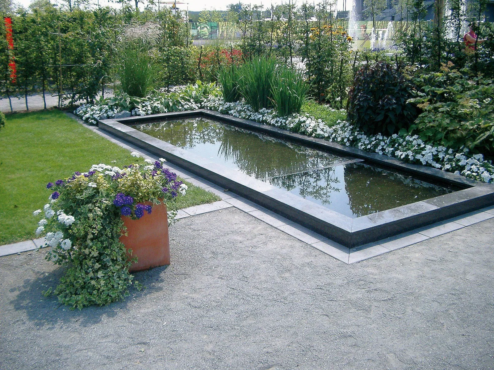Wasserbecken mit Staudenrand