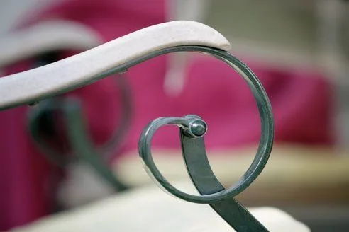 Detail eines Gartenmöbels aus Metall und Holz