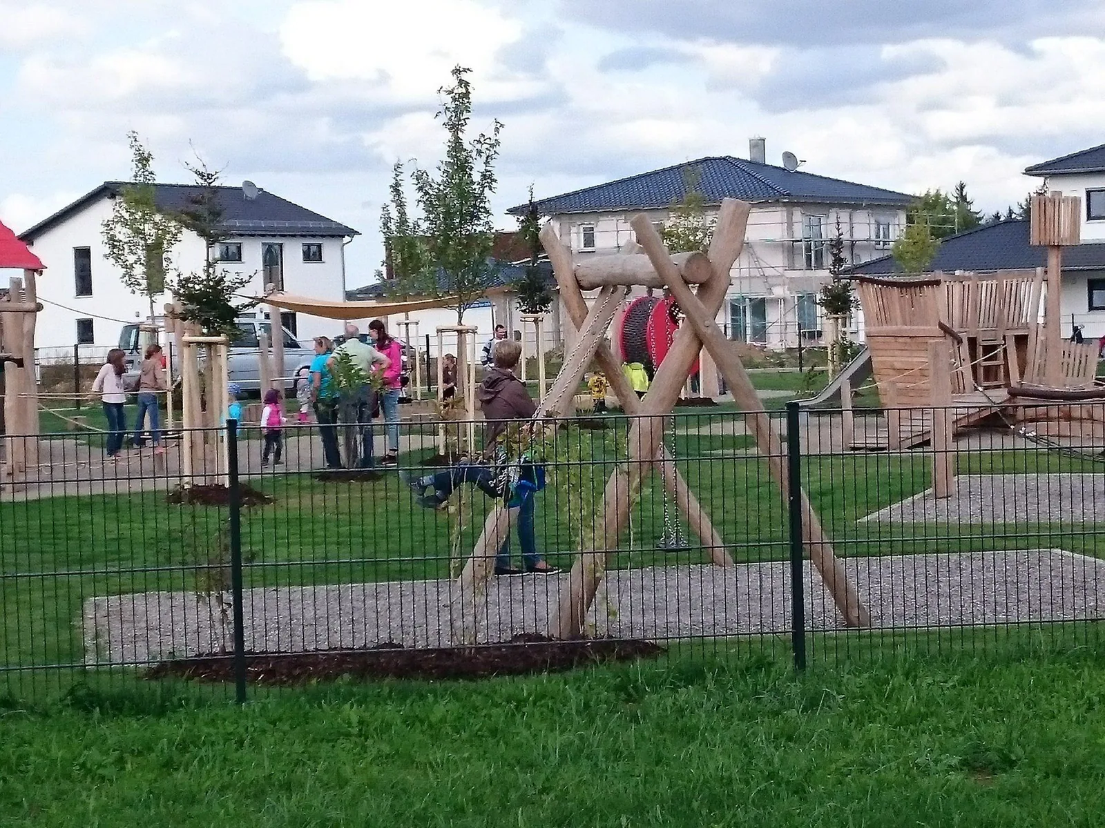 Spielgeräte mit Zaunanlage