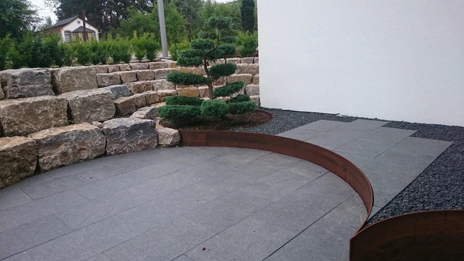 Natursteinmauer mit Sitzrundung