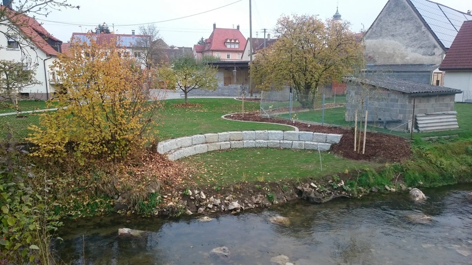 Bachlauf mit Uferbepflanzung