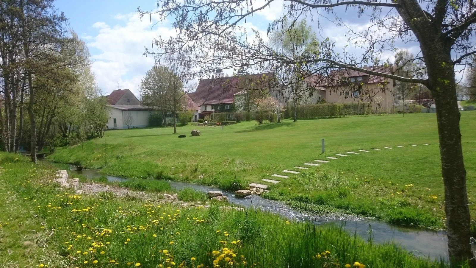 Trittsteine über einen Gartenbach